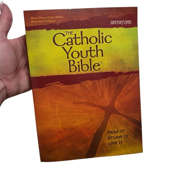 Catholic Youth Bible by Saint Mary's Press - Picture 1 of 3